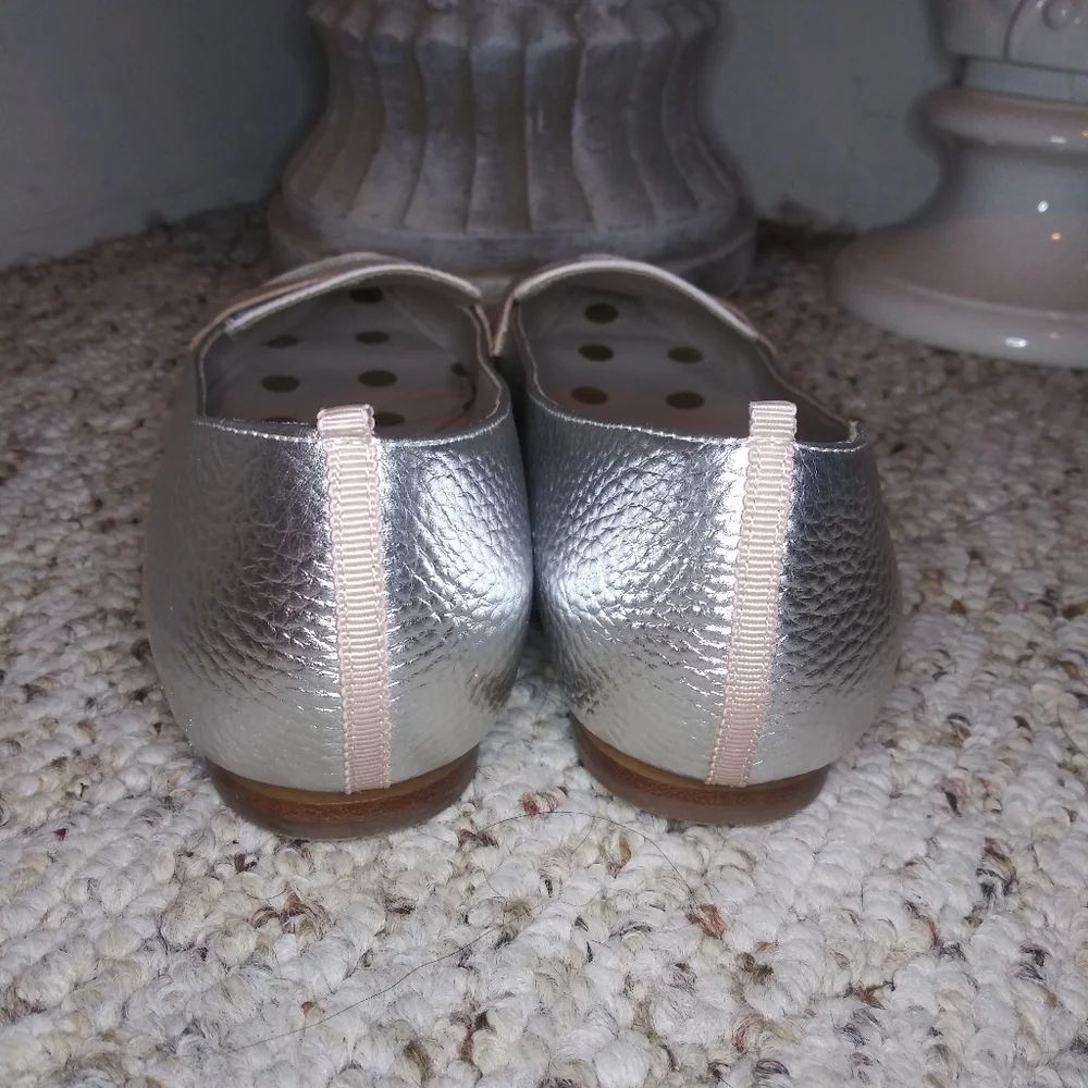 Boden Cordelia Silver & White Pebbled Leather, Color Blocked Pointed Toe Loafers - Picture 5 of 8